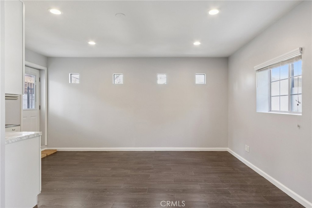 https://media.crmls.org/medias/dc6fe63a-3d68-4284-b6eb-82d5ad40ab8c.jpg?preset=X-Large