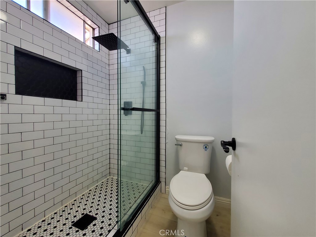 https://media.crmls.org/medias/dc72167a-637d-469d-9703-bb94dd80ea0e.jpg?preset=X-Large