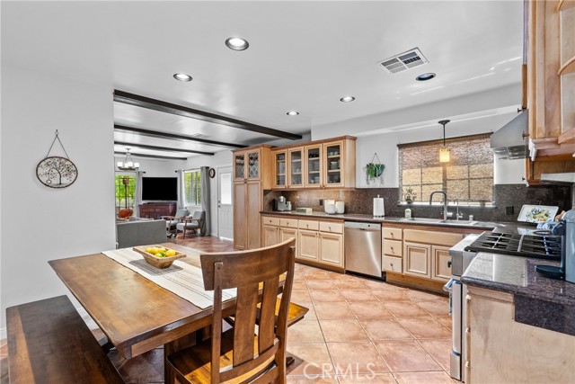 610 S Bel Aire Drive, Burbank CA: https://media.crmls.org/medias/dc7518dd-d278-4f0c-a98b-6623882aa284.jpg