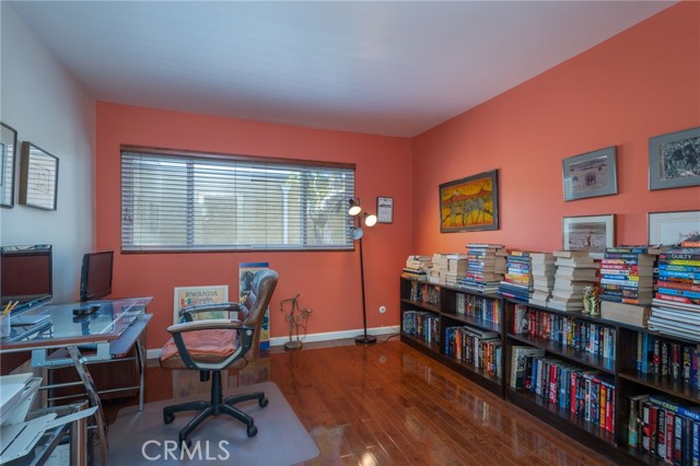 Detail Gallery Image 15 of 26 For 18319 Collins, Tarzana,  CA 91356 - 2 Beds | 3 Baths