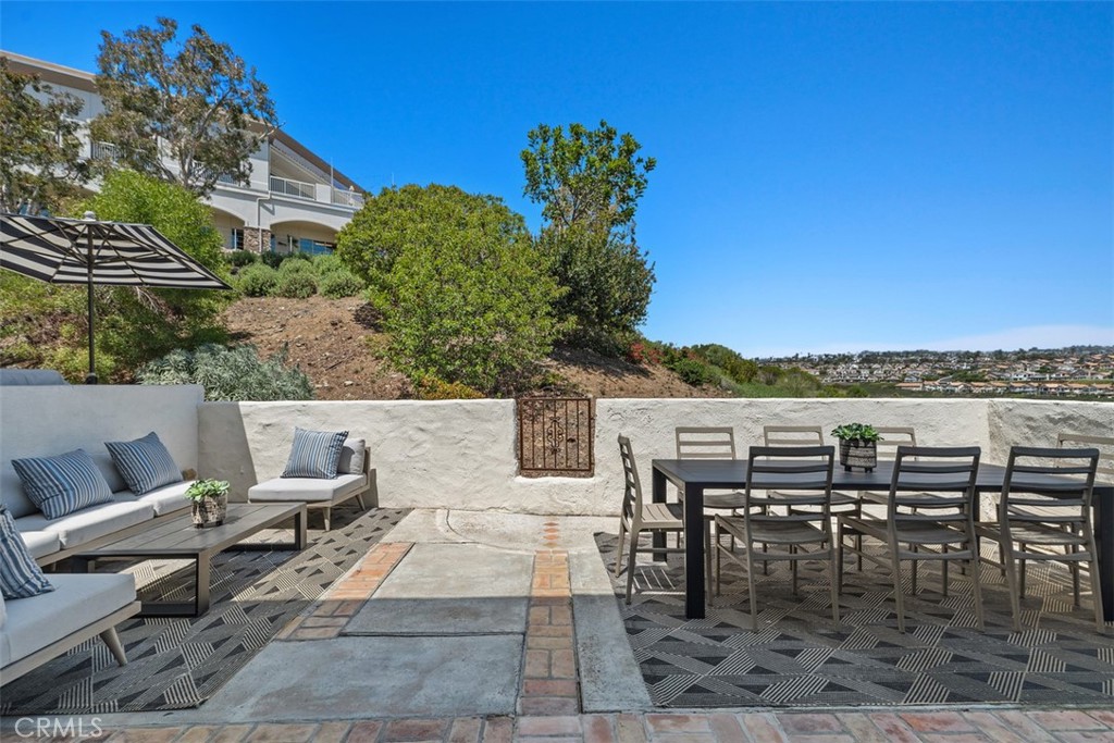 https://media.crmls.org/medias/dc774717-688c-4012-bbc5-fb6cff9b8200.jpg?preset=X-Large