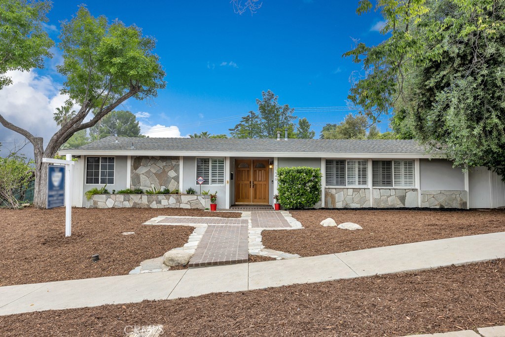 20440 Oxnard Street, Woodland Hills, CA 91367