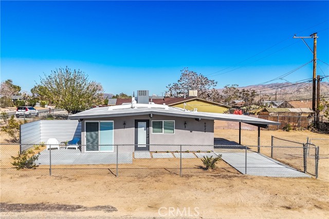 Detail Gallery Image 4 of 23 For 6029 Sunset Rd, Joshua Tree,  CA 92252 - 2 Beds | 1 Baths