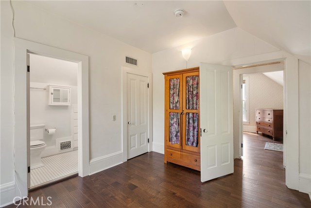 211 E Virginia Avenue, Glendora CA: https://media.crmls.org/medias/dc81eb16-3e2b-4860-8101-afb1e2890db1.jpg