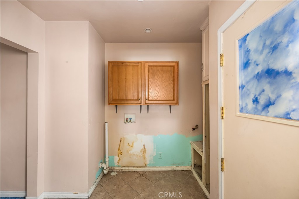 https://media.crmls.org/medias/dc82ee58-c32c-4f44-95c5-144c36e33d80.jpg?preset=X-Large