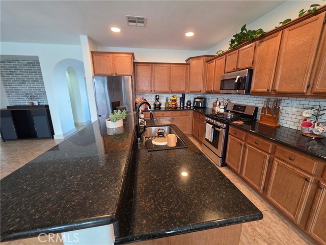 Detail Gallery Image 9 of 40 For 15895 Green Acres Ct, Victorville,  CA 92394 - 4 Beds | 2 Baths