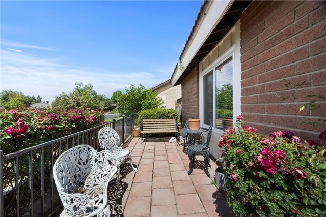 5904 Medio Luna Avenue, Bakersfield CA: https://media.crmls.org/medias/dc925d55-dda3-44a2-ba29-7fda27670615.jpg