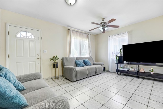 Detail Gallery Image 6 of 33 For 810 E 87th, Los Angeles,  CA 90002 - 4 Beds | 2 Baths