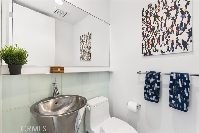 Detail Gallery Image 12 of 58 For 211 S Valley St, Burbank,  CA 91505 - 6 Beds | 6/1 Baths