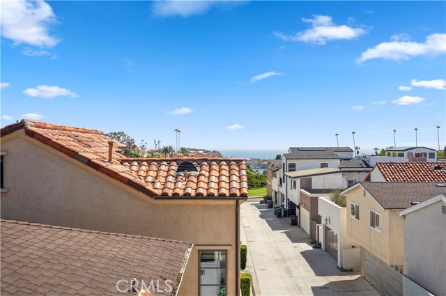 439 1/2 Carnation Avenue, Corona del Mar CA: https://media.crmls.org/medias/dc9bc318-2462-4574-ac9f-9d8119f98e1d.jpg