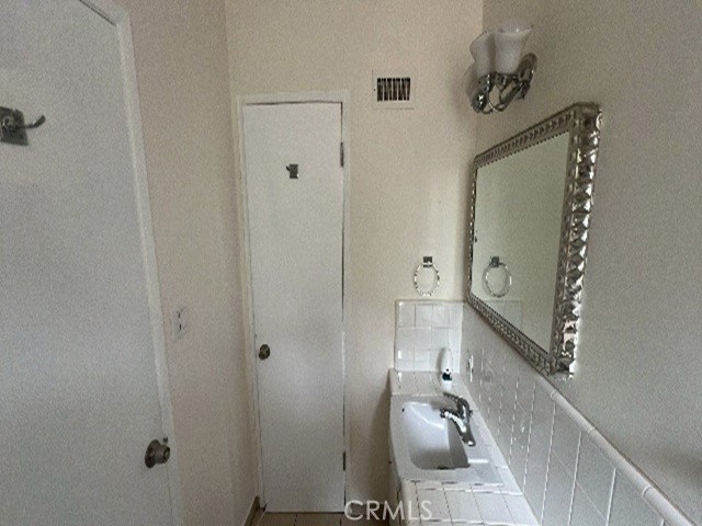 https://media.crmls.org/medias/dc9c02e1-ffa2-4b45-8d5b-b5d501a9e4dc.jpg?preset=X-Large