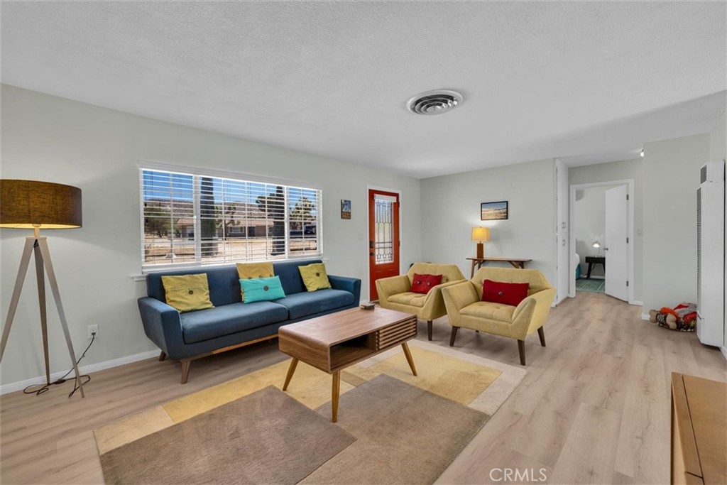https://media.crmls.org/medias/dc9c9038-daab-4c25-93bf-45b40aa6c662.jpg?preset=X-Large