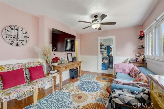 Detail Gallery Image 3 of 7 For 817 1/2 E Palmyra Ave, Orange,  CA 92866 - 2 Beds | 2 Baths