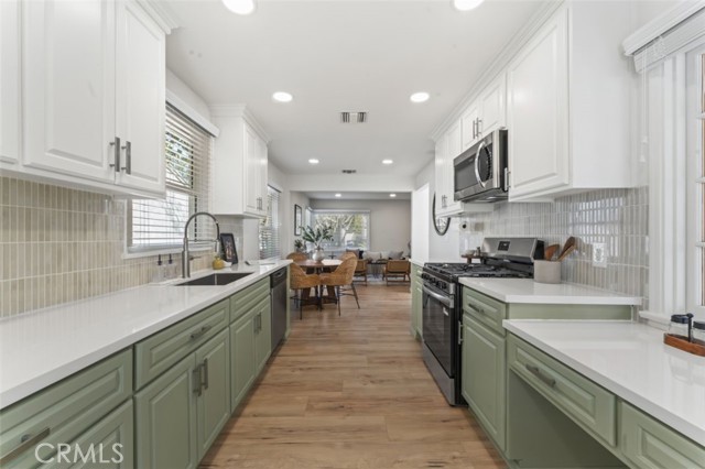 Detail Gallery Image 11 of 44 For 17008 Hartland St, Lake Balboa,  CA 91406 - 4 Beds | 2 Baths