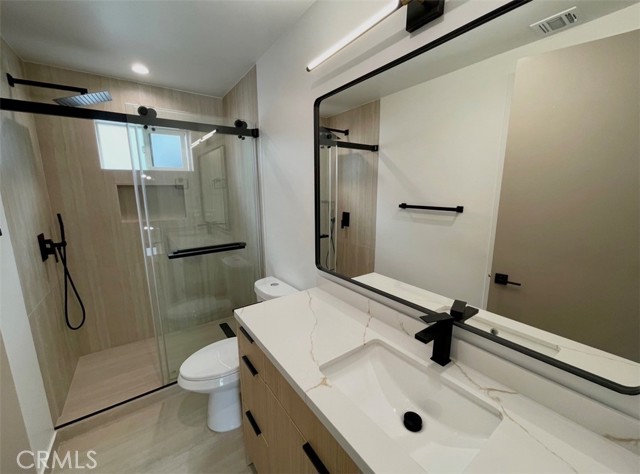 Detail Gallery Image 4 of 11 For 611 W 41st Pl #1/2,  Los Angeles,  CA 90037 - 3 Beds | 3 Baths