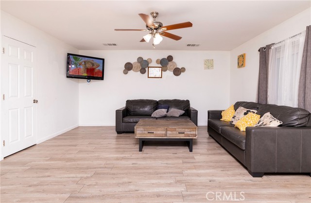 Detail Gallery Image 4 of 26 For 15996 Arroyo Dr, Victorville,  CA 92395 - 4 Beds | 2/1 Baths