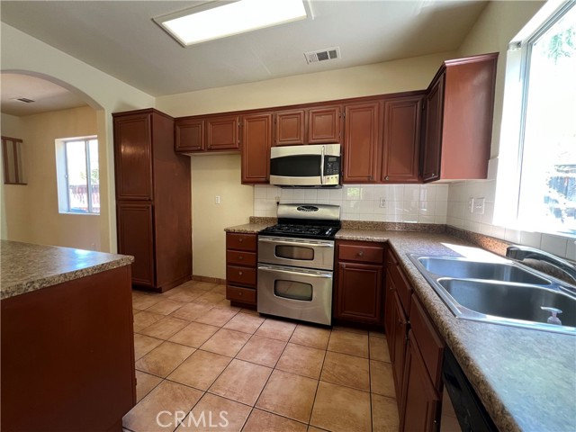 Detail Gallery Image 4 of 20 For 16200 Setting Sun Cir, Riverside,  CA 92503 - 4 Beds | 2/1 Baths
