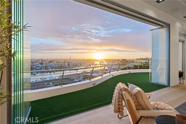 Detail Gallery Image 11 of 70 For 1409 Dolphin Terrace, Corona Del Mar,  CA 92625 - 5 Beds | 5/2 Baths