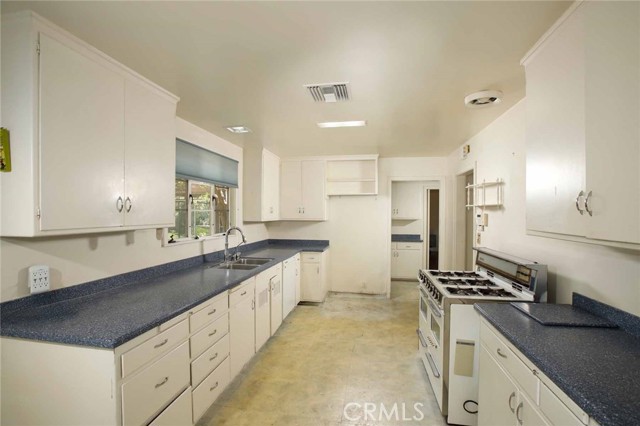 1075 Pine Oak Lane, Pasadena CA: https://media.crmls.org/medias/dca99aee-43b4-4fe2-9966-4ad962992efc.jpg