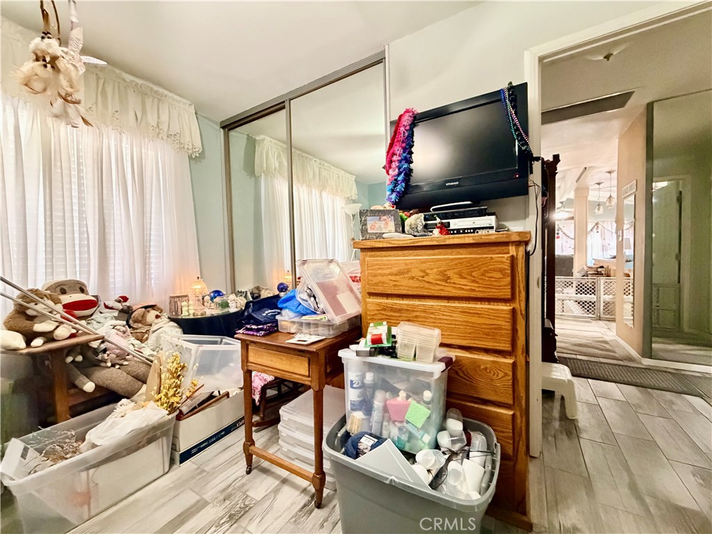 https://media.crmls.org/medias/dcaac456-8909-4216-a4cc-3cae4f01b101.jpg?preset=X-Large