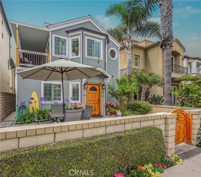 Detail Gallery Image 1 of 1 For 221 11th St, Huntington Beach,  CA 92648 - 4 Beds | 4 Baths