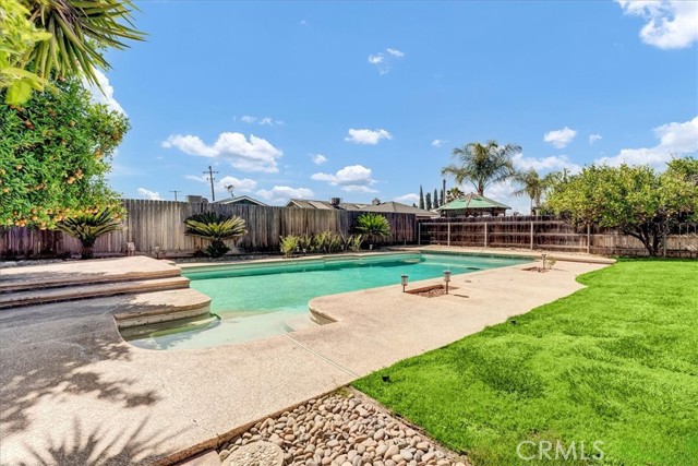 355 Kenwood Drive, Lemoore CA: https://media.crmls.org/medias/dcadb002-f39b-4e9c-a7b9-8065a04355a7.jpg