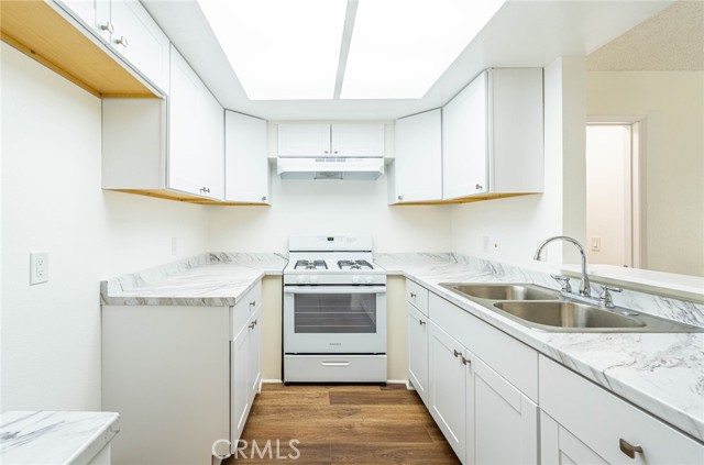 Detail Gallery Image 2 of 35 For 700 W 3rd St #B102,  Santa Ana,  CA 92701 - 2 Beds | 2 Baths