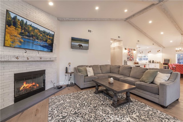 Detail Gallery Image 4 of 33 For 374 Mountainaire Ln, Big Bear Lake,  CA 92315 - 4 Beds | 3 Baths