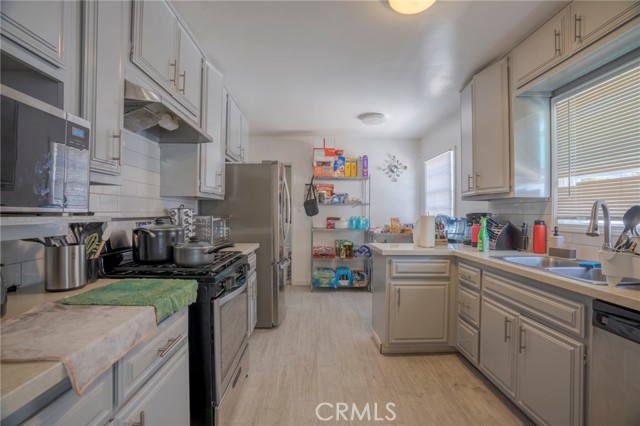 Detail Gallery Image 11 of 40 For 9727 Glandon St, Bellflower,  CA 90706 - 5 Beds | 5 Baths