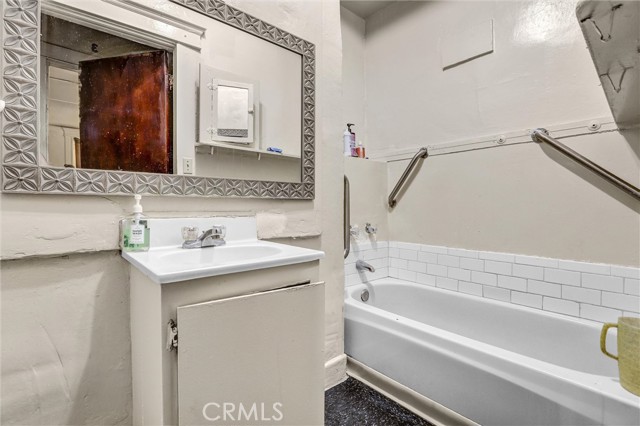 1470 W Adams Boulevard, Los Angeles CA: https://media.crmls.org/medias/dcb79204-45fa-4cb2-8529-00e667a62d75.jpg
