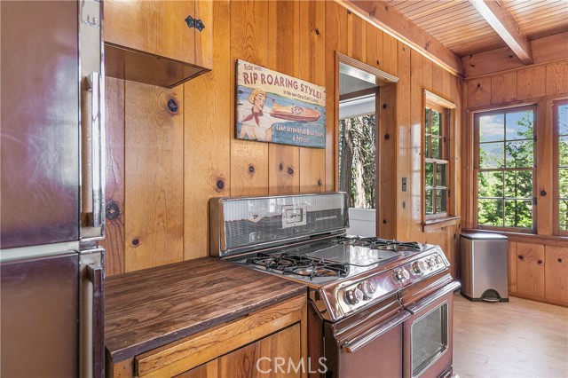 187 Cedar Circle Circle, Lake Arrowhead CA: https://media.crmls.org/medias/dcb81d41-da73-4d52-9575-62d4db500d60.jpg