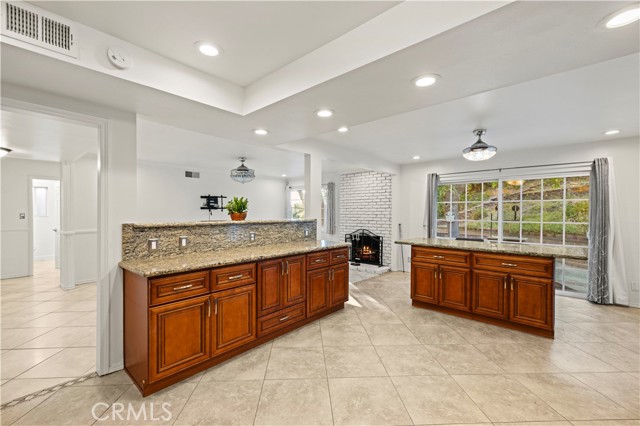 10685 Ledeen Drive, Lakeview Terrace CA: https://media.crmls.org/medias/dcb8decd-1130-4162-a30c-f65e2db28934.jpg