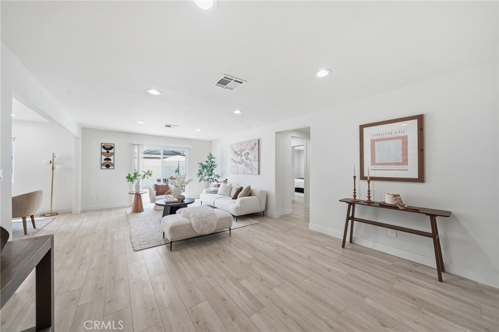 https://media.crmls.org/medias/dcbc253d-9dd4-474a-9fac-34b68a76cca8.jpg?preset=X-Large