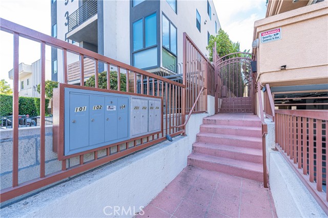 Detail Gallery Image 8 of 35 For 945 N Hudson Ave #104,  Los Angeles,  CA 90038 - 2 Beds | 2 Baths