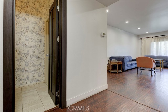 Detail Gallery Image 6 of 39 For 17522 Sherman Way #202,  Van Nuys,  CA 91406 - 2 Beds | 3 Baths