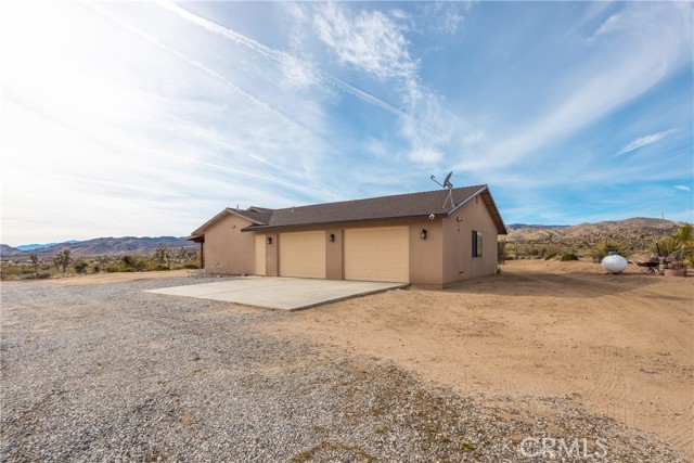 Detail Gallery Image 4 of 47 For 2310 Cottontail Rd, Pioneertown,  CA 92268 - 3 Beds | 3 Baths