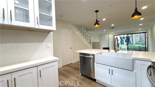 Detail Gallery Image 3 of 22 For 196 Pineview, Irvine,  CA 92620 - 2 Beds | 1/1 Baths