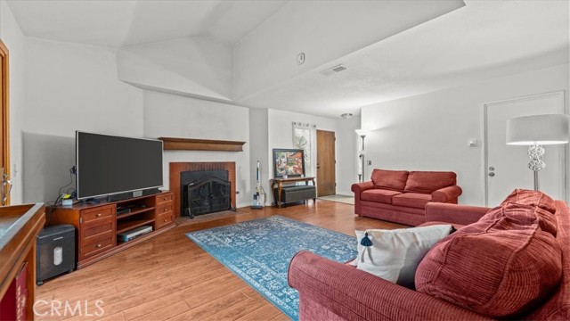 Detail Gallery Image 5 of 37 For 215 E Chestnut Ave #D,  Monrovia,  CA 91016 - 3 Beds | 3 Baths