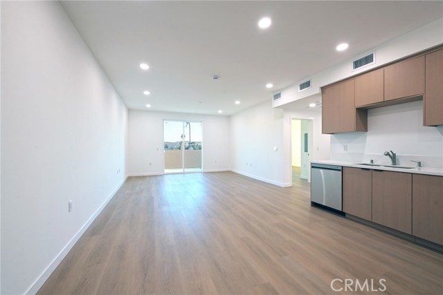 Detail Gallery Image 6 of 10 For 14606 Sylvan St #206,  Van Nuys,  CA 91411 - 2 Beds | 2 Baths