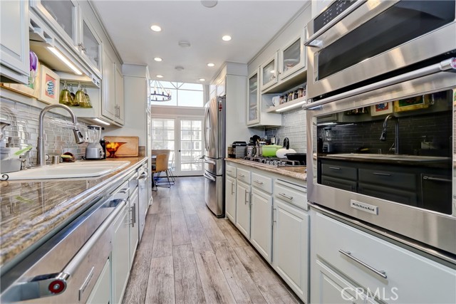 Detail Gallery Image 3 of 30 For 425 S Catalina #2,  Redondo Beach,  CA 90277 - 3 Beds | 3 Baths