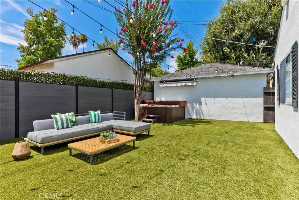 https://media.crmls.org/medias/dcccb950-2f0d-4165-93eb-58ae47e72590.jpg?preset=X-Large
