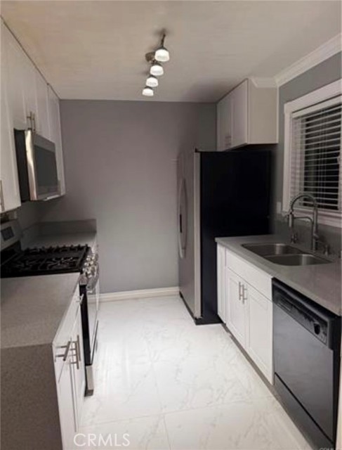 Detail Gallery Image 7 of 41 For 6912 Remmet Ave #5,  Canoga Park,  CA 91303 - 2 Beds | 2/1 Baths