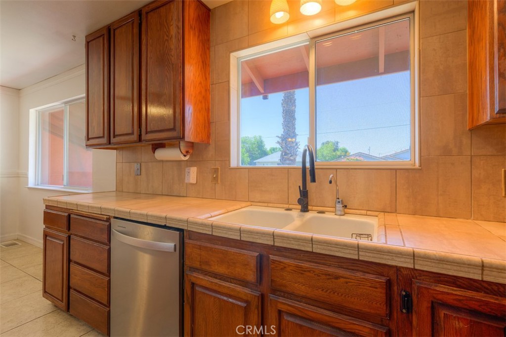 https://media.crmls.org/medias/dcd776d0-9544-4a7a-91e6-7f665981f59f.jpg?preset=X-Large