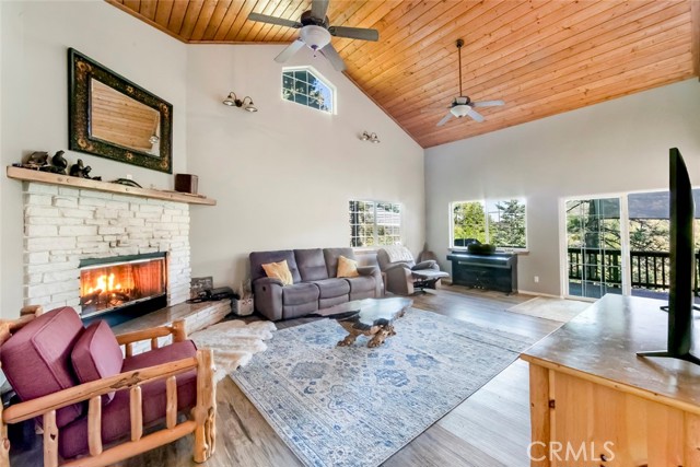 Detail Gallery Image 2 of 42 For 24622 Bernard, Crestline,  CA 92325 - 4 Beds | 3/1 Baths