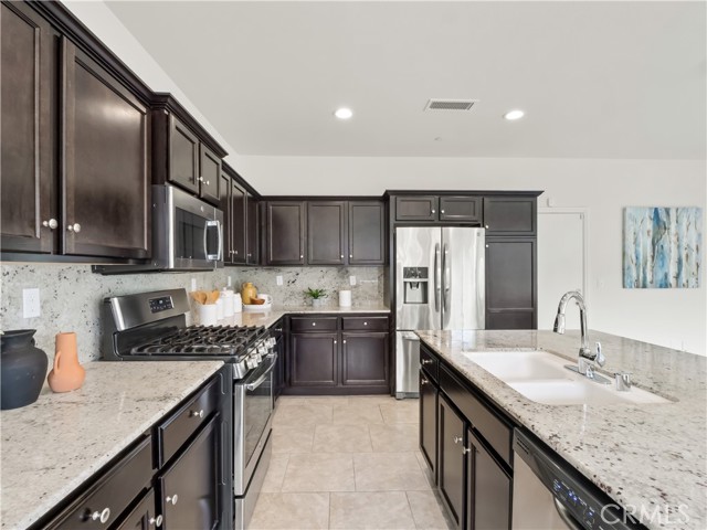 Detail Gallery Image 9 of 40 For 2318 Lombard, Clovis,  CA 93619 - 3 Beds | 2/1 Baths