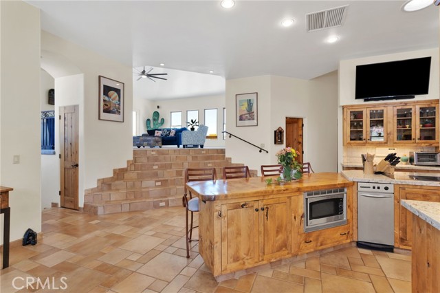 Detail Gallery Image 17 of 75 For 31024 Rabbit Springs Rd, Lucerne Valley,  CA 92356 - 4 Beds | 5 Baths