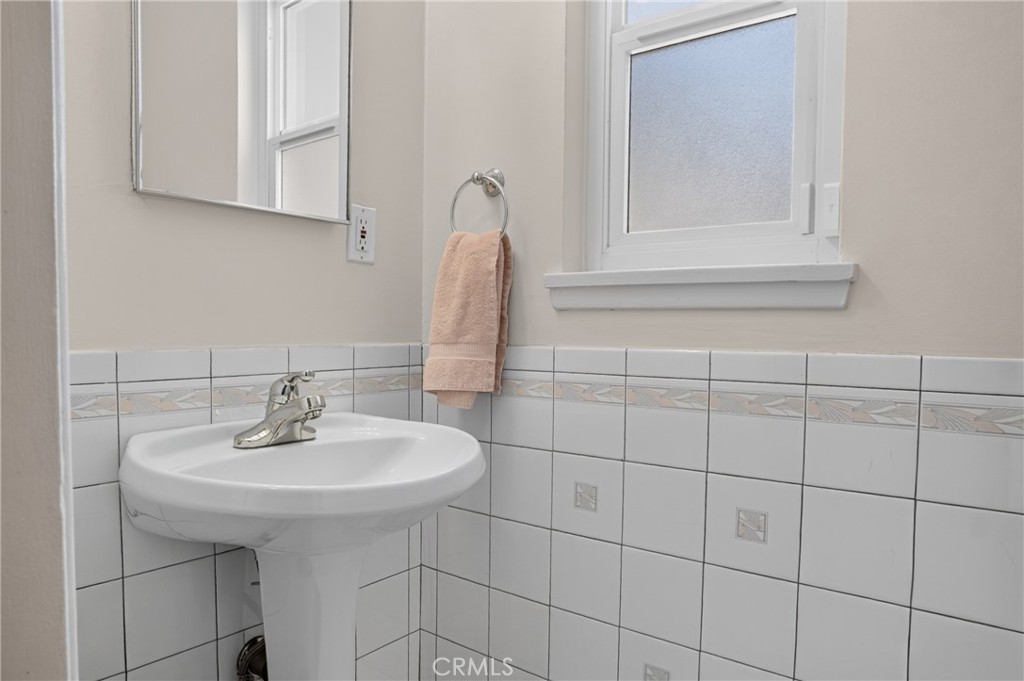 https://media.crmls.org/medias/dcdd3584-dcff-42f4-829d-166b7d3a124e.jpg?preset=X-Large