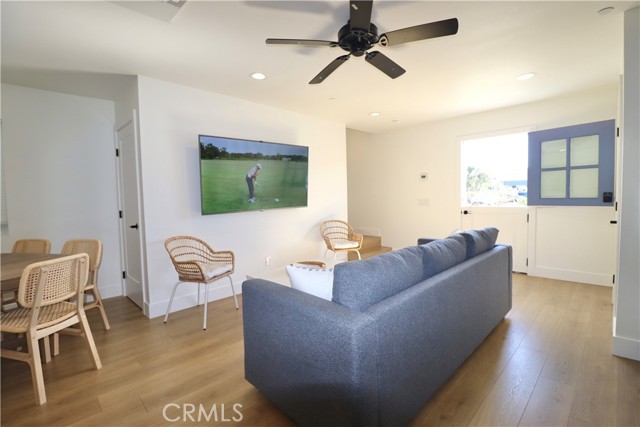 Detail Gallery Image 3 of 21 For 215 32nd Street a,  Newport Beach,  CA 92663 - 3 Beds | 2/1 Baths