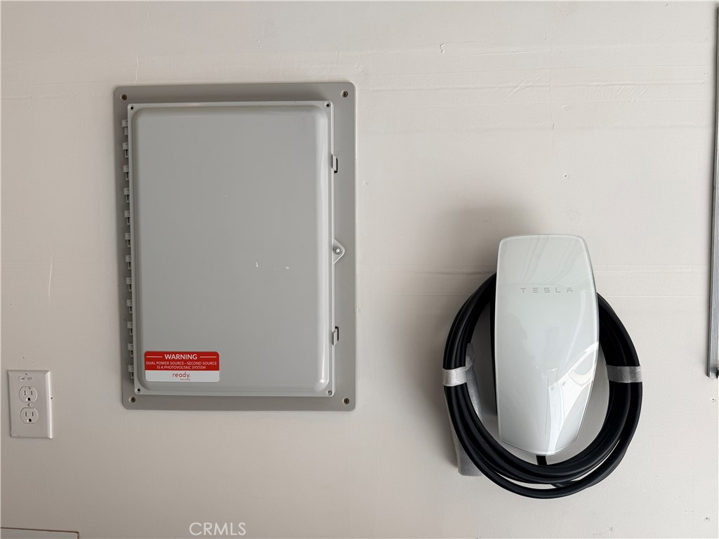 https://media.crmls.org/medias/dcdf97fe-32a2-442d-8813-13d89d634c7b.jpg?preset=X-Large
