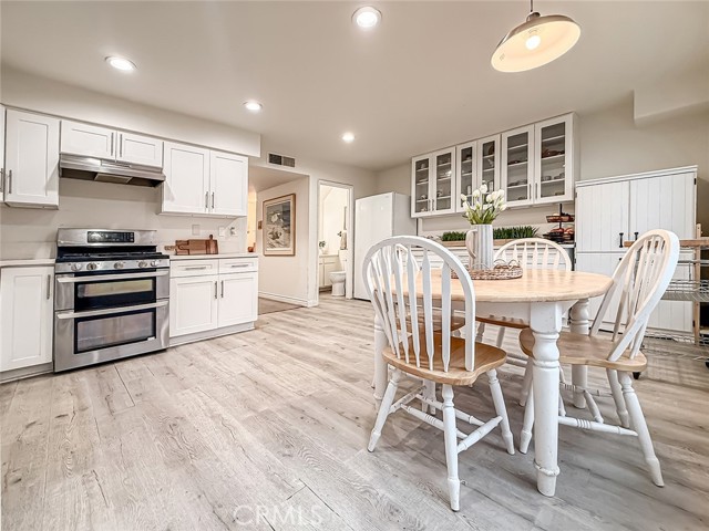 Detail Gallery Image 10 of 31 For 22038 Vanowen St #113,  Woodland Hills,  CA 91303 - 2 Beds | 2/1 Baths